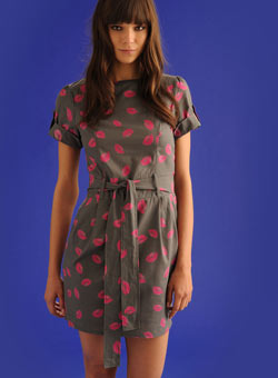 Grey/pink kiss print dress