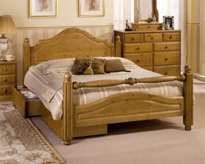 The Carolina Pine bedstead, Cinnamon antique finis