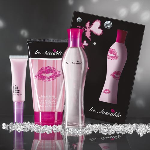 Gift box contains: Eau de Toilette Spray 50ml, Seductive Bubbles Bath and Shower Wash 150ml and colo