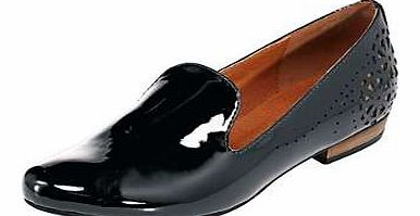 Versatile, slip-on shoes in a patent leather with cut-out detail on the side. Heine Shoe Features: Upper: Leather Lining: Leather Sock/Sole: Other materials Please make sure that you try your footwear on before returning, as the box or label may stat