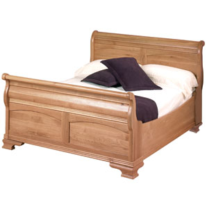 A high quality kingsize sleigh design bedstead wit