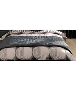Luxurious rich chocolate coloured quilted throw with 70 polyamide, 30 polyester fabric and 100 polye