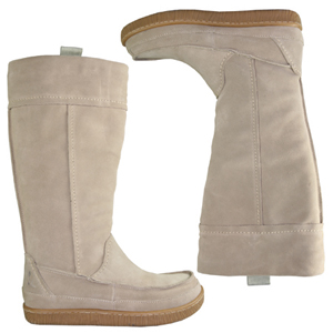 A casual knee high boot from Hush Puppies. Features warm fleece lining, visible stitching and conven